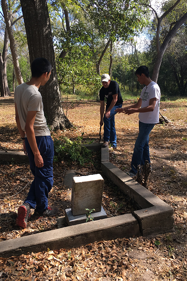 Texas A&M students working in Camptown Cemetery.