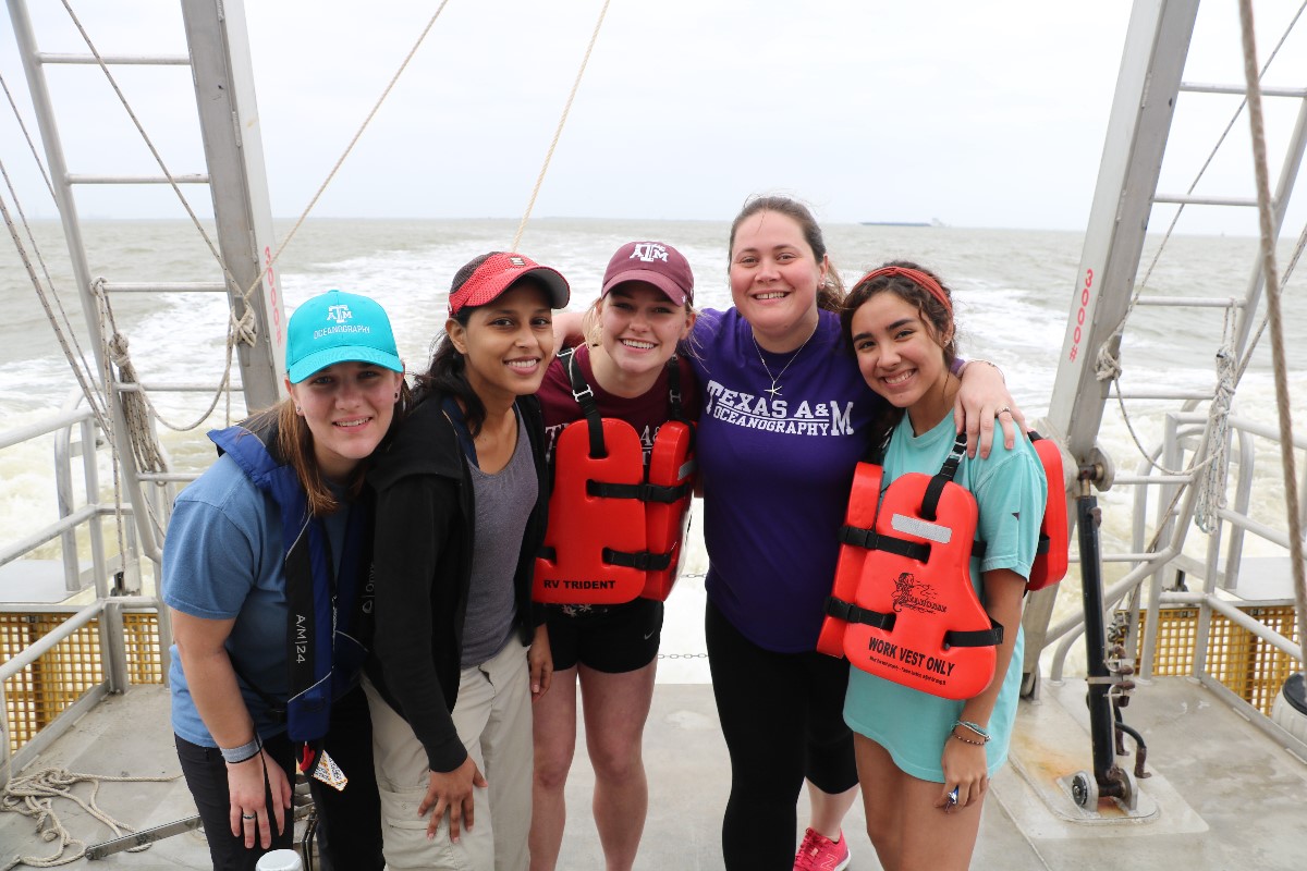 Dr. Jessica Fitzsimmons and her students. (Photo by: Bumsoo Kim)