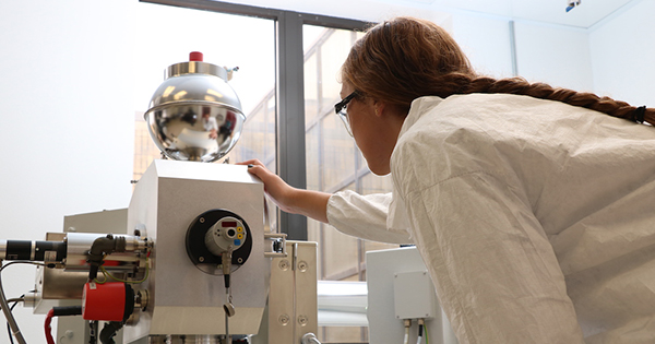 Kimber De Salvo '18, working in the lab. (Photo by Chris Mouchyn.)