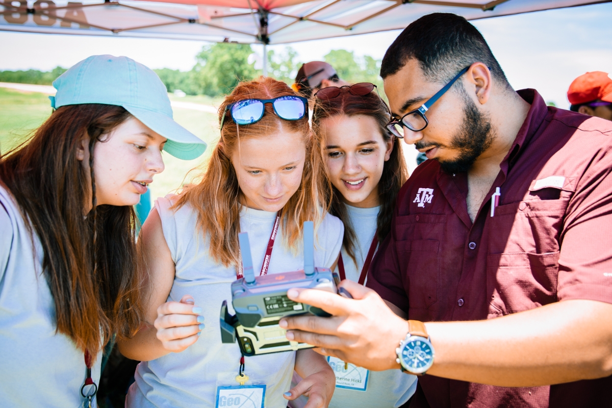 Luis Martinez helping high school students at the College of Geosciences 2019 GeoX camp. (Photo by the Texas A&M Foundation.)